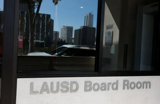 lausd-mandates-significant-screen-time-limits-ushering-in-a-new-era-for-educational-technology
