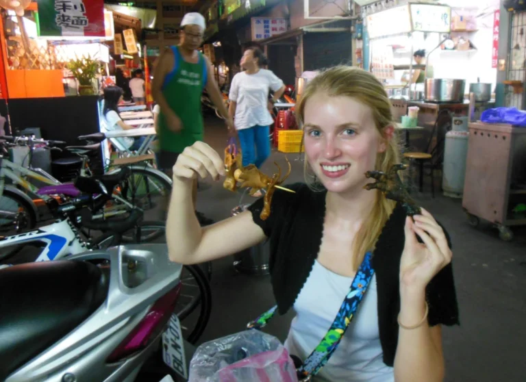 the-evolution-and-cultural-significance-of-chinese-clothing-from-ancient-dynasties-to-modern-global-fashion