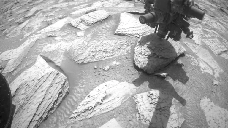 nasas-curiosity-rover-successfully-frees-itself-from-a-martian-rock-obstruction-after-nearly-a-week-of-tense-maneuvers