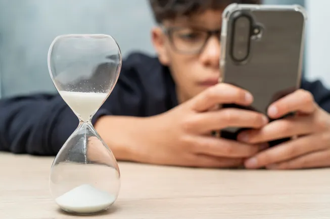 surgeon-general-issues-stark-warning-on-harmful-screen-use-among-youth-sparking-national-debate