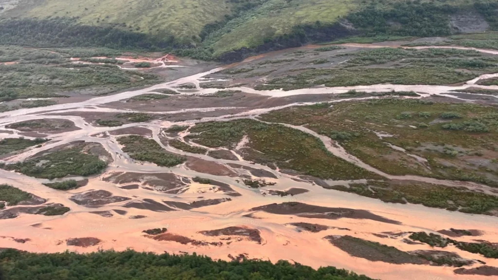 thawing-permafrost-and-mineral-oxidation-are-turning-alaskas-arctic-rivers-orange-and-threatening-remote-ecosystems