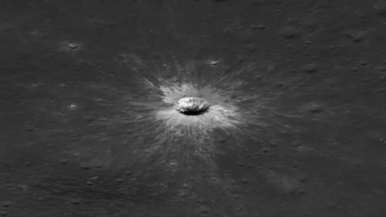 nasas-lunar-reconnaissance-orbiter-spots-once-in-a-century-impact-crater-on-the-moon