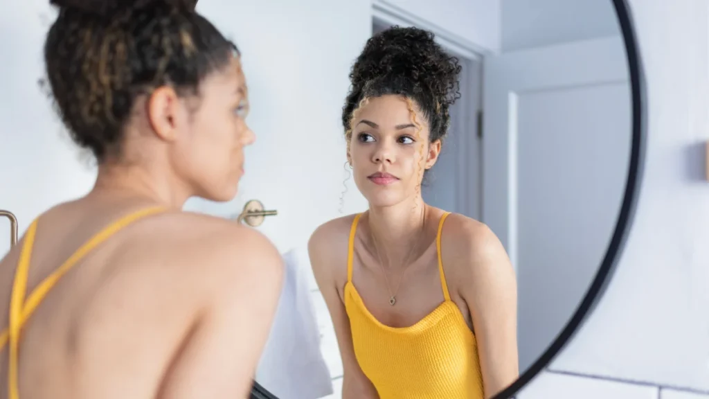why-you-look-completely-different-in-photos-than-you-do-in-the-mirror