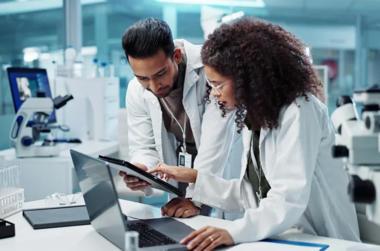 from-lab-bench-to-boardroom-navigating-the-transition-from-phd-candidate-to-entrepreneur