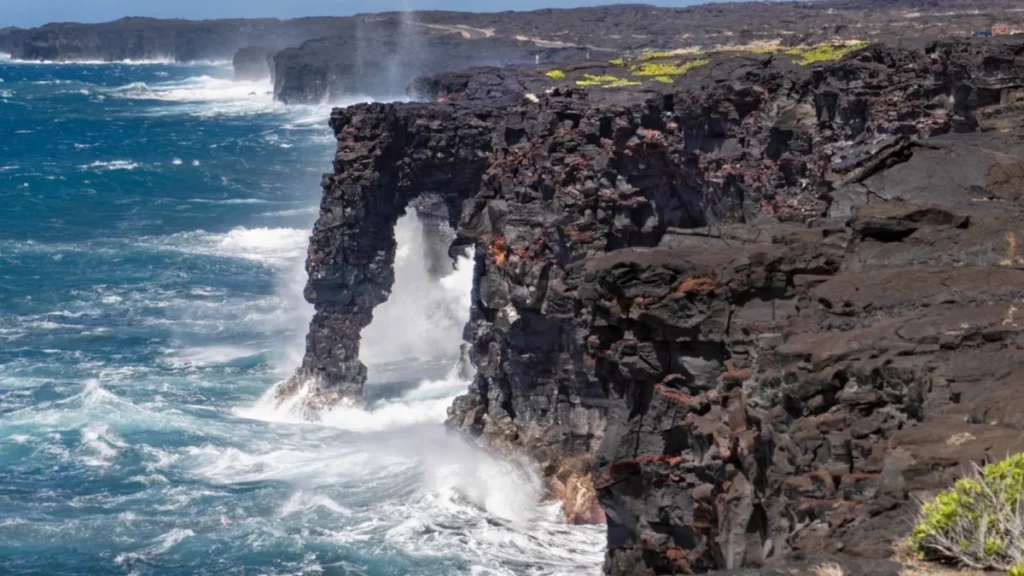 the-fall-of-holei-sea-arch-550-year-old-hawaiian-landmark-succumbs-to-the-pacific-ocean